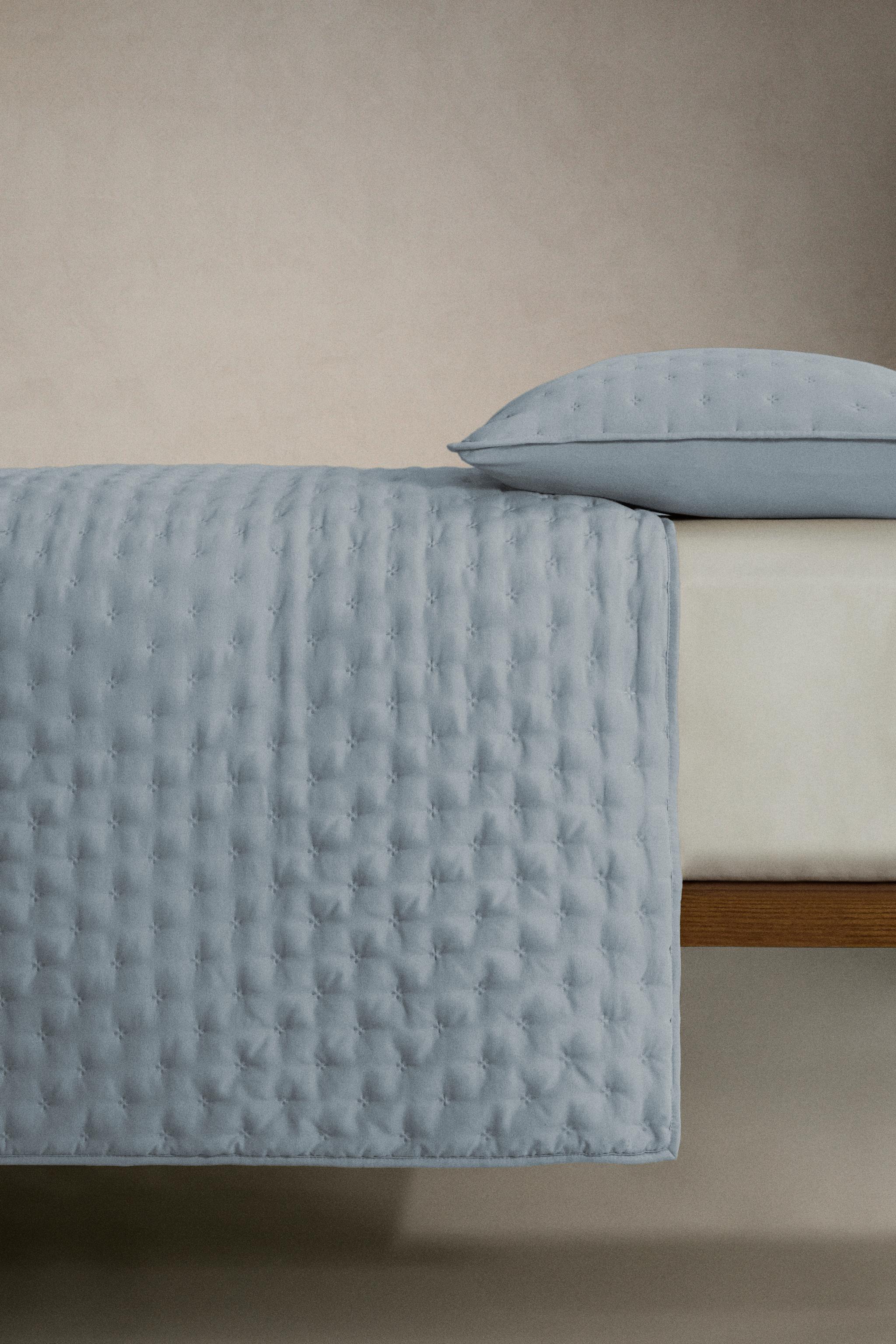 QUILTED QUILT WITH DOTS